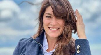 Elisa Isoardi supera a pieni voti la prova costume ma a conquistare tutti è il viso acqua e sapone: splendida