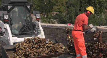 Roma invasa dai lucchetti dell’amore, rimossi oltre 700kg: “Perché sono pericolosi”