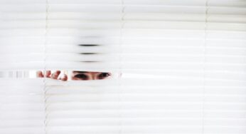 Il vicino ti mette ansia? La nuova sentenza della Cassazione che cambia tutto: “In tutti questi casi è stalking”