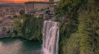Nel Lazio c’è un castello immerso in una cascata: sembra una fiaba