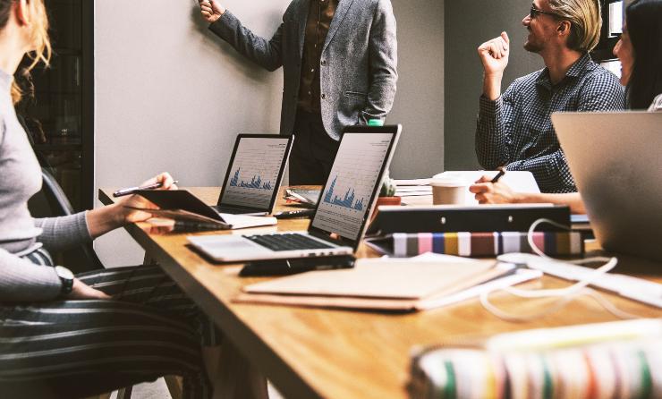 Persone che lavorano in un ufficio Persone che lavorano in un ufficio