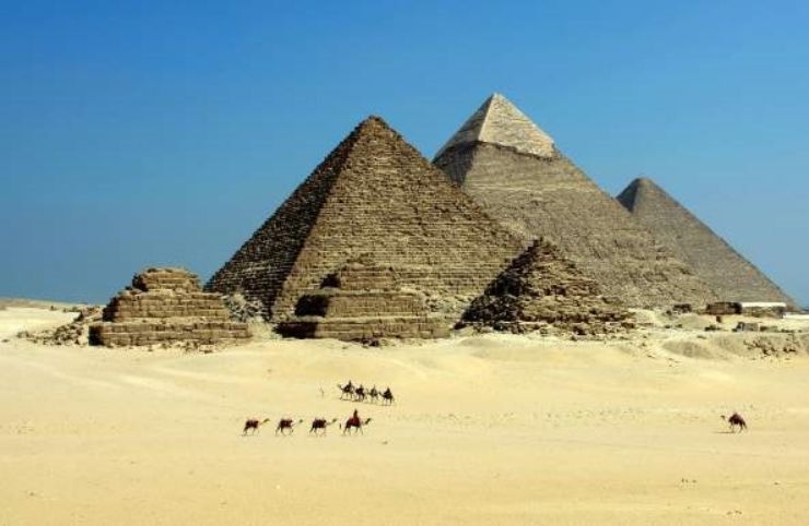 Piramidi nel deserto Piramidi nel deserto