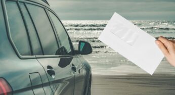 Parcheggia l’auto in spiaggia e il Comune risponde così: incredibile | FOTO