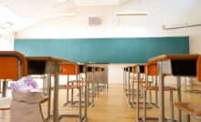 Aula di scuola con i banchi vuoti