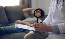 medico fiscale che visita un uomo disteso sul in casa sua
